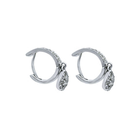 Diamond Hoop earrings. Hoop earrings. Gold hoop earrings. Gold and Diamond hoop earrings. Easy to wear hoops. Diamond hoops. Diamond earrings for gift. Χρυσοί κρίκοι. Διαμαντένιοι κρίκοι. Κρίκος με διαμάντια. Σκουλαρίκια κρίκοι. Σκουλαρίκι για δώρο. Fine jewelry. Anatol. Kifissia. Golden Hall. Athens.