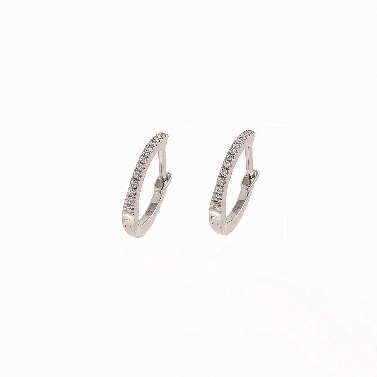 Diamond Hoop earrings. Hoop earrings. Gold hoop earrings. Gold and Diamond hoop earrings. Easy to wear hoops. Diamond hoops. Diamond earrings for gift. Χρυσοί κρίκοι. Διαμαντένιοι κρίκοι. Κρίκος με διαμάντια. Σκουλαρίκια κρίκοι. Σκουλαρίκι για δώρο. Fine jewelry. Anatol. Kifissia. Golden Hall. Athens.