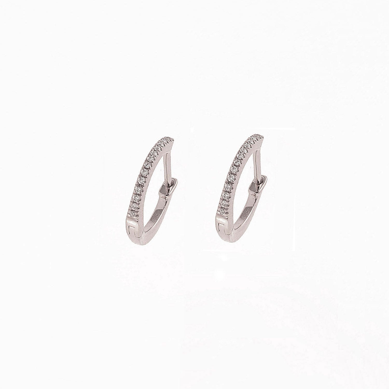 Diamond Hoop earrings. Hoop earrings. Gold hoop earrings. Gold and Diamond hoop earrings. Easy to wear hoops. Diamond hoops. Diamond earrings for gift. Χρυσοί κρίκοι. Διαμαντένιοι κρίκοι. Κρίκος με διαμάντια. Σκουλαρίκια κρίκοι. Σκουλαρίκι για δώρο. Fine jewelry. Anatol. Kifissia. Golden Hall. Athens.