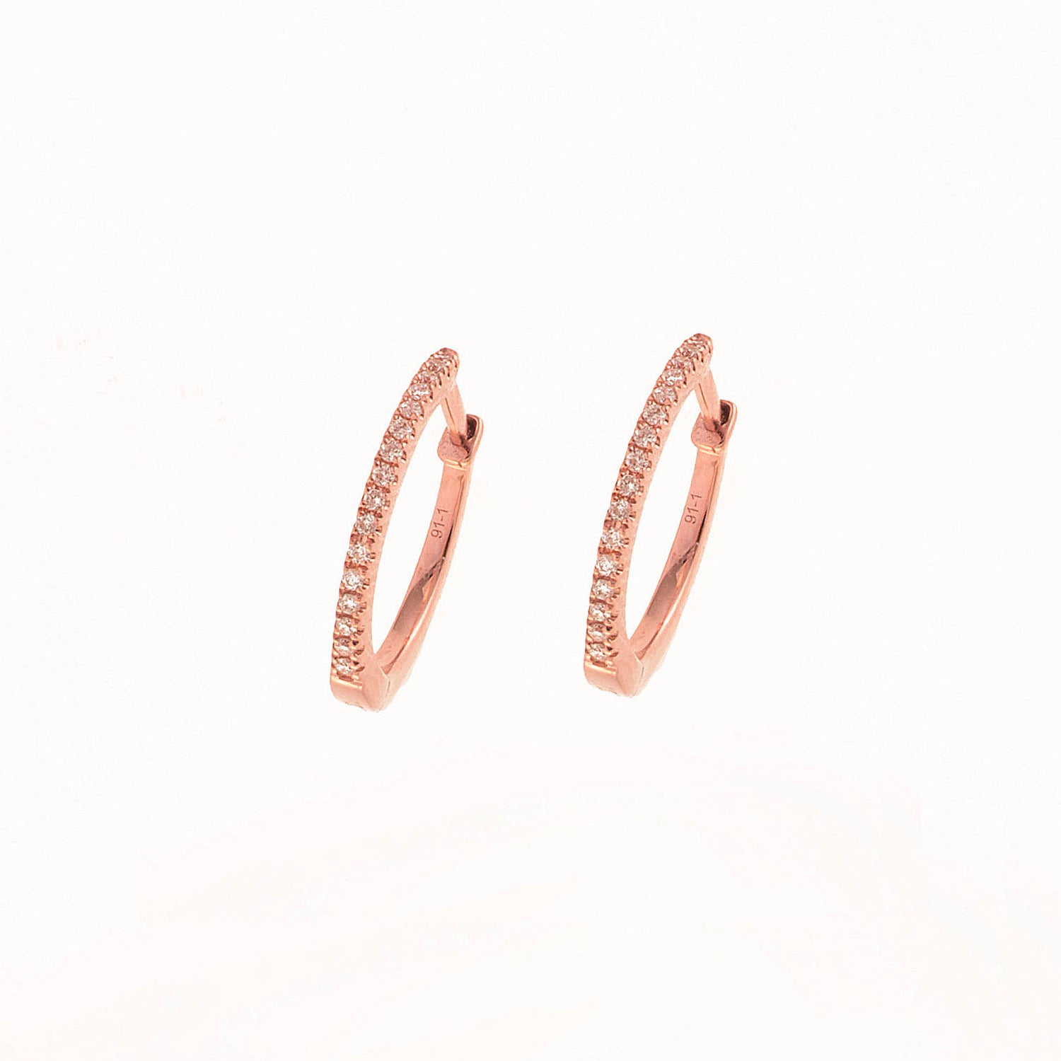 Diamond Hoop earrings. Hoop earrings. Gold hoop earrings. Gold and Diamond hoop earrings. Easy to wear hoops. Diamond hoops. Diamond earrings for gift. Χρυσοί κρίκοι. Διαμαντένιοι κρίκοι. Κρίκος με διαμάντια. Σκουλαρίκια κρίκοι. Σκουλαρίκι για δώρο. Fine jewelry. Anatol. Kifissia. Golden Hall. Athens.