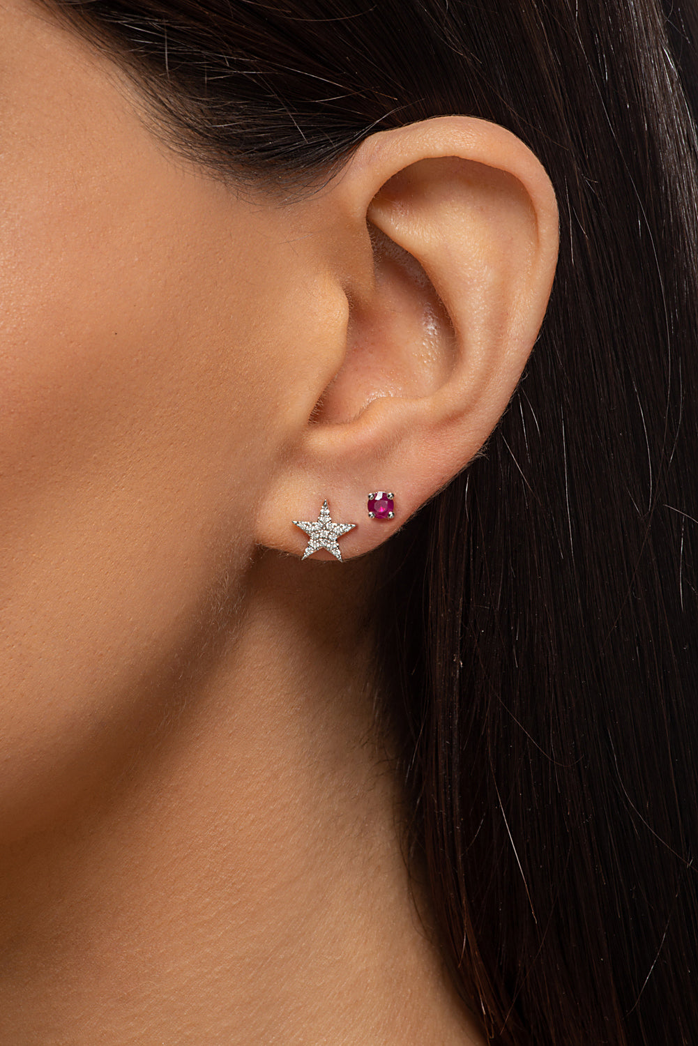 Diamond Earrings. Earring for Gift. Stud Earring. Anatol. Gift. Everyday earring. Easy to wear earring. Sparkly earring. Anatol Jewelry. Fine Jewelry. Golden Hall. Kifissia. Χρυσό σκουλαρίκι. Σκουλαρίκι καρφωτό. Σκουλαρίκι με διαμάντια. Χρυσά κοσμήματα. Κοσμήματα Κηφισιά. Σκουλαρίκι με μπριγιάν. Diamond Star Earring.