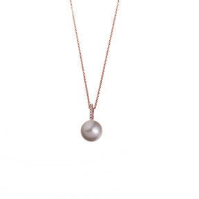 Pearl Necklace. Fresh water pearl. Sea pearl. Diamond and pearl necklace. Diamond Necklace. Chain necklace. Classic Necklace. Pearl Gift. Fine jewelry. Anatol jewelry. Χρυσά κοσμήματα. Κοσμήματα Κηφισιά. Κολιέ με μαργαριτάρι. Κολιέ με πέρλα. Κολιέ με μπριγιάν και μαργαριτάρι. Κολιέ με διαμάντι και πέρλα.